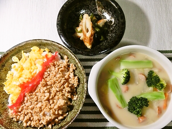 シチューと3色丼の晩ごはん