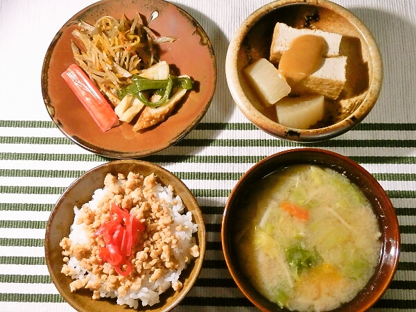 冬野菜たっぷりの味噌汁で晩ごはん