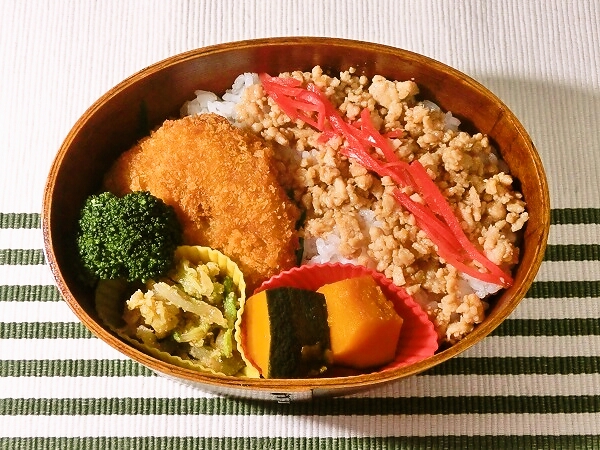 惣菜コロッケとそぼろのお弁当