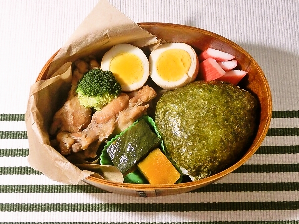 手羽元と卵のさっぱり煮とおにぎり弁当
