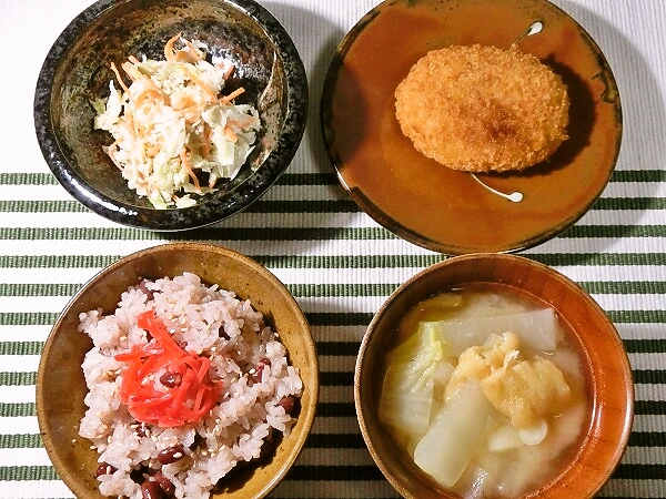 赤飯と業務スーパーコロッケの晩ごはん