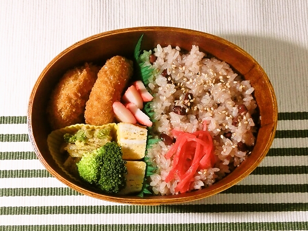 赤飯とコロッケ弁当