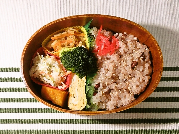野菜たっぷり赤飯弁当