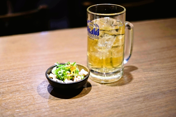 鶏皮湯引きでハイボール