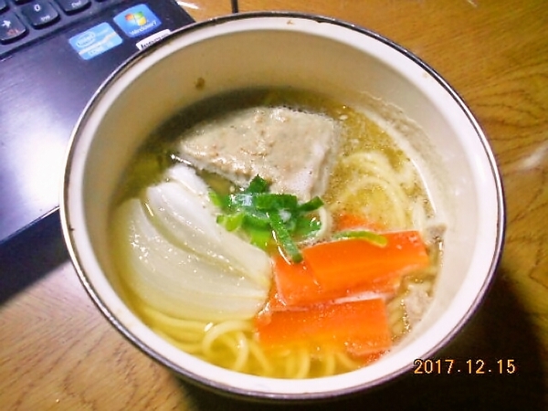 焼いていない冷凍ハンバーグ+麺玉+袋麺塩ラーメンスープでラーメン