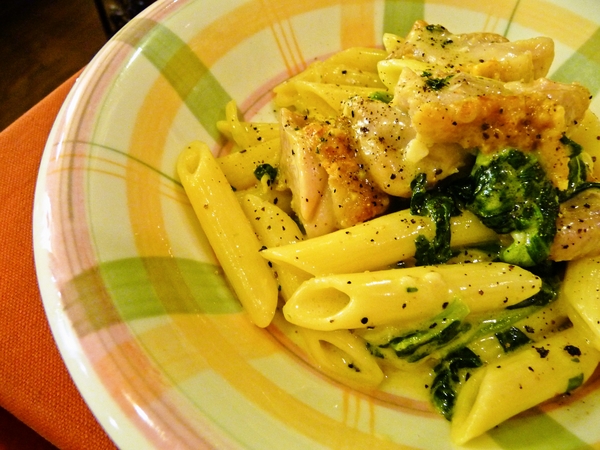 香川県三木町にある「パスタの店　山猫軒」。ローストチキンとほうれん草のチーズクリームペンネ(小盛り)。