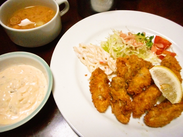 てんこ盛りの牡蠣フライとたっぷりのタルタルソース♪