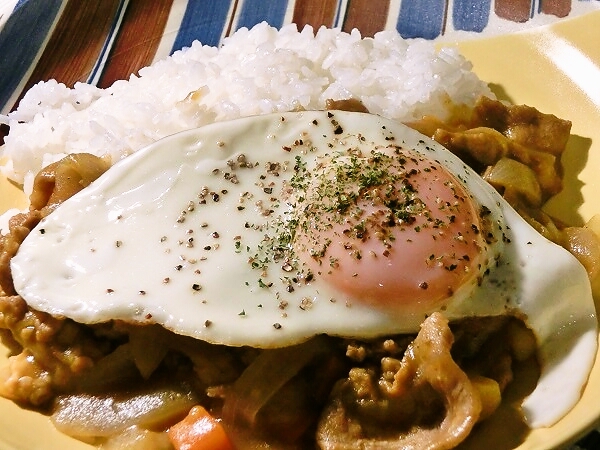 目玉焼きカレー