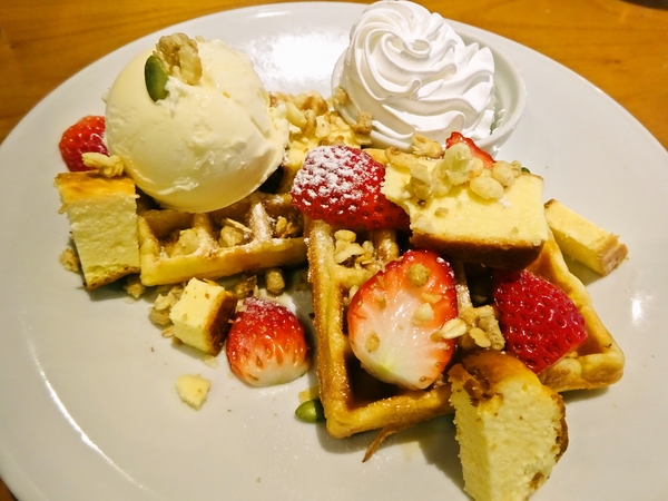 いちごとチーズケーキのワッフル♪