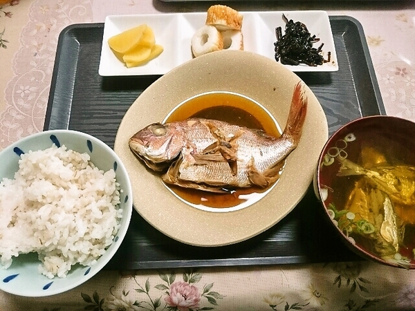 朝食(チダイの煮付け等)
