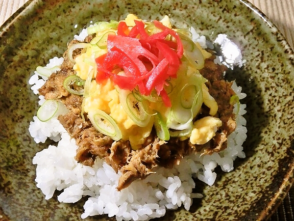 サバの味噌煮缶で節約丼