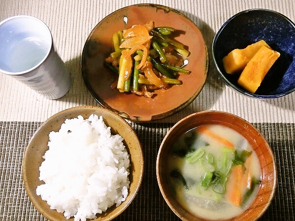 牛肉とにんにくの芽の炒め物の晩ごはん