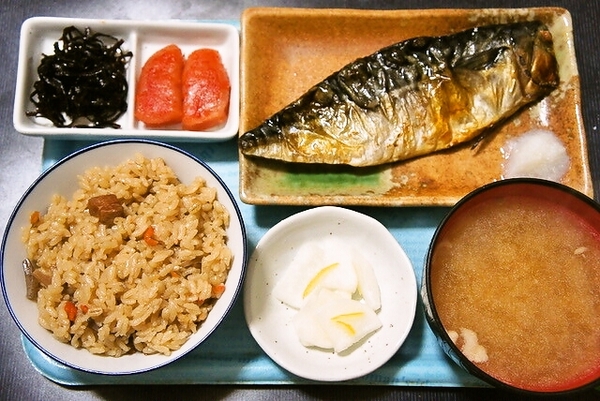 朝食(炊き込みご飯、サバの干物、他)