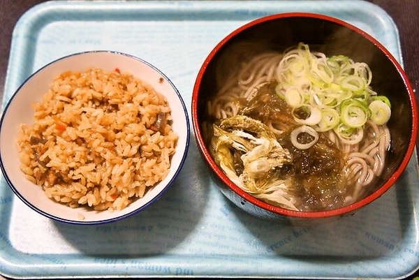 昼食(蕎麦＋炊き込みご飯)