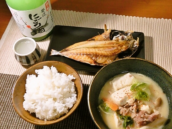 アジの干物と梅一輪酒造「発泡にごり酒」