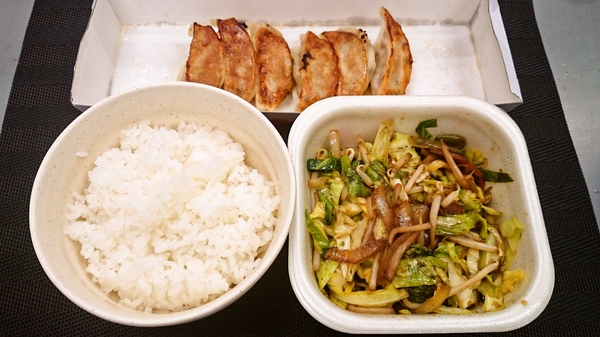 餃子の王将で野菜炒めと餃子をテイクアウト♪