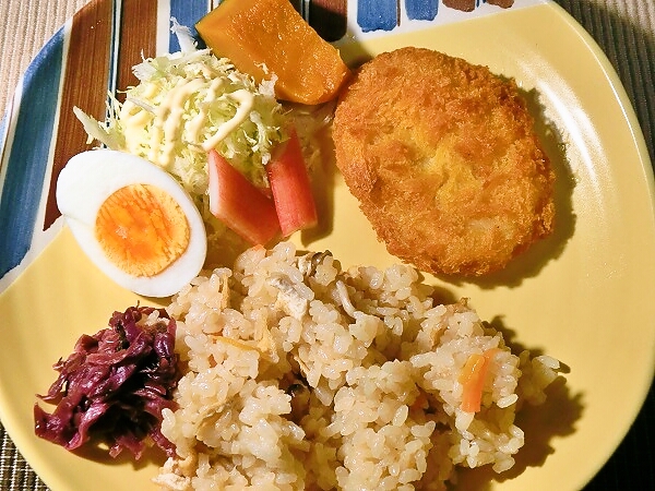 ワンプレートのコロッケ晩ご飯