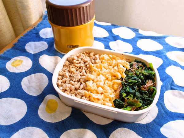 三色そぼろ弁当