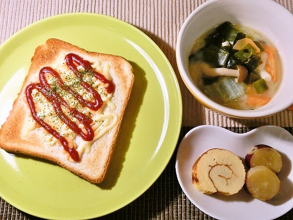 チーズトーストとお味噌汁