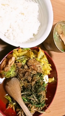 韮ともやしの辛い和え物、回鍋肉、納豆の味噌汁