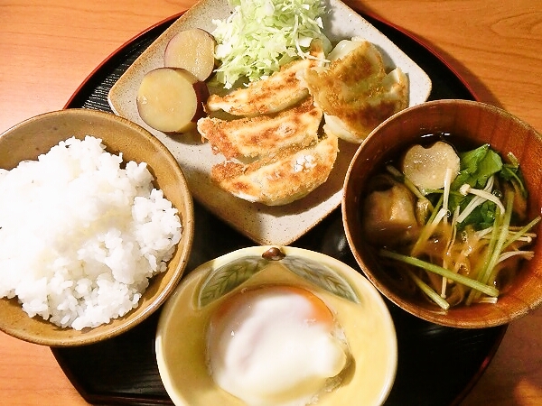 餃子と温泉卵の晩ごはん