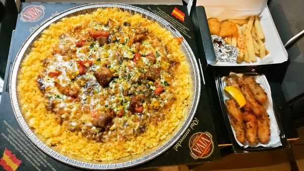 焼きチーズカレーのパエリアとタパス