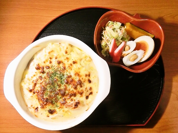マカロニグラタンとサラダ