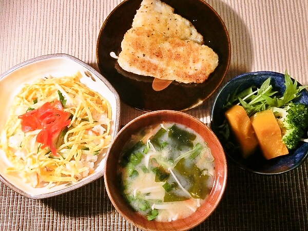 ちらし寿司と白身魚のソテーの晩ごはん