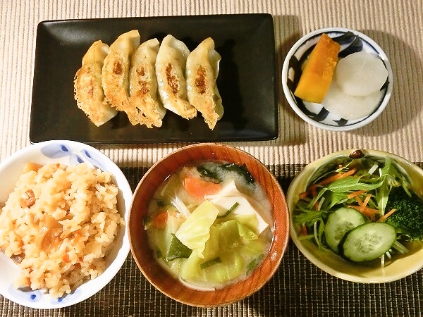 餃子と炊き込みご飯の晩ごはん