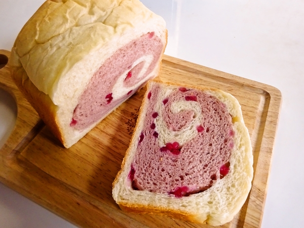 いちごマーブル食パン♪