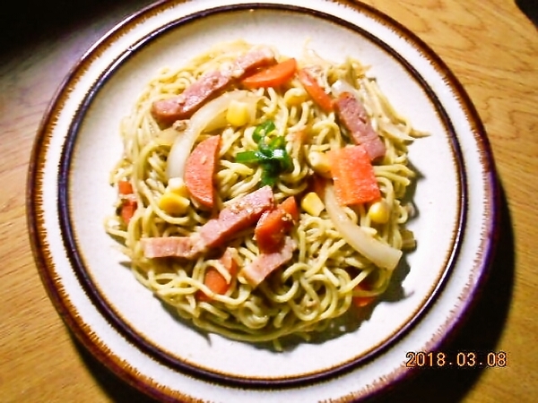 【簡単5分｜電子レンジde焼きそば風（ベーコン入り）】