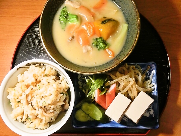 シチューと炊き込みご飯の晩ごはん