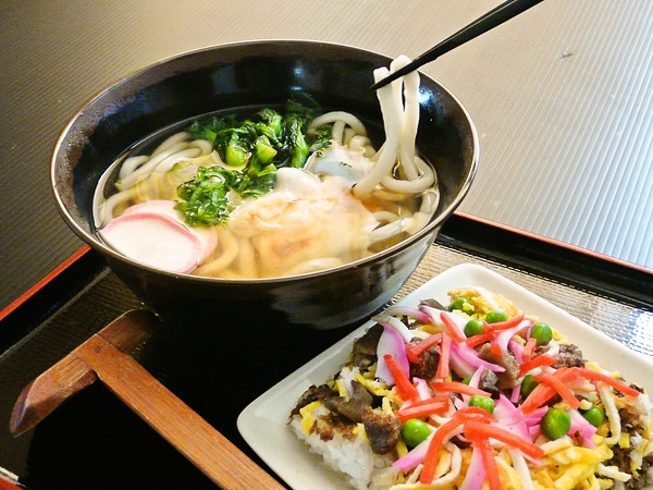 力うどんと郷土料理「ばら寿司」