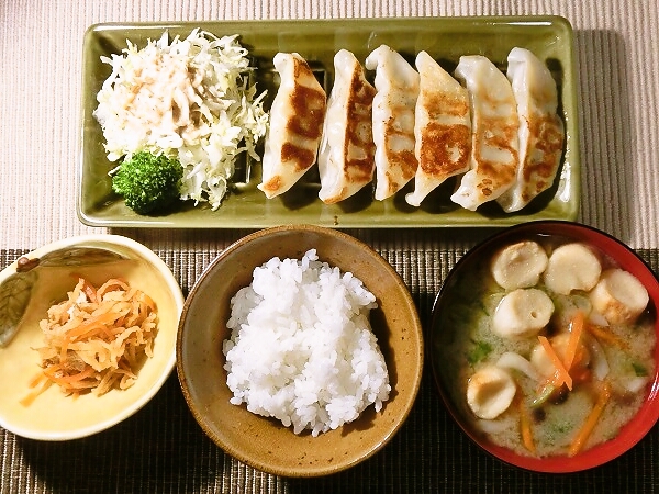 餃子とレタスの味噌汁で晩ごはん