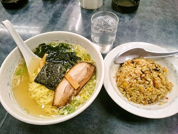 塩らーめんと半チャーハン(北斗)