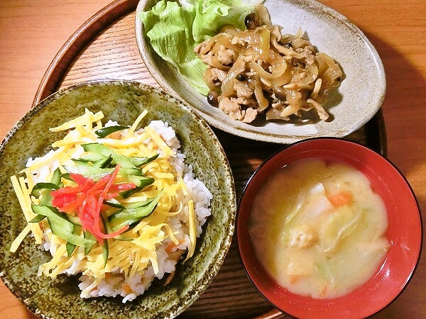 ちらし寿司と生姜焼きの晩ごはん