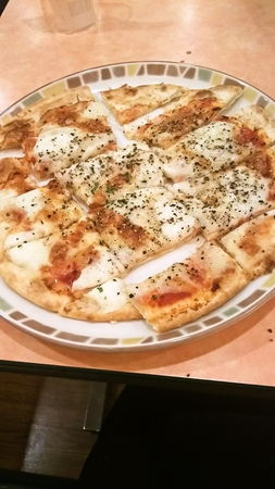サイゼリアピザ（ばっはろーもっつぁれらwチーズ）