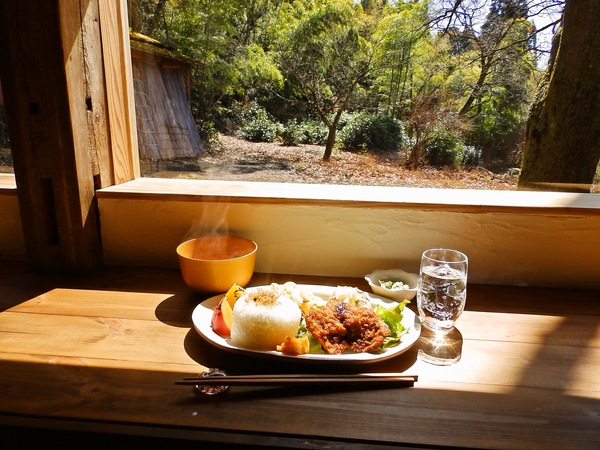 牛舎をリノベーションしたカフェにて