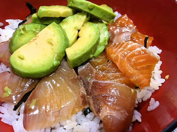 ハマチとサーモンの漬け丼