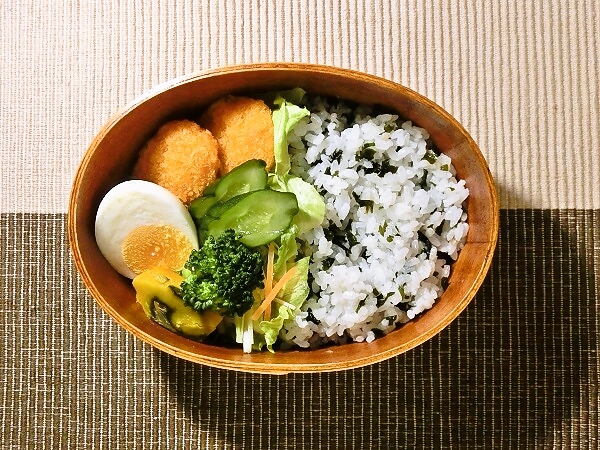 えびクリームフライとわかめご飯のお弁当