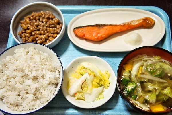 朝食(紅鮭＆水戸納豆)