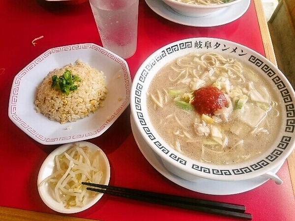 岐阜ラーメンと半チャーハン