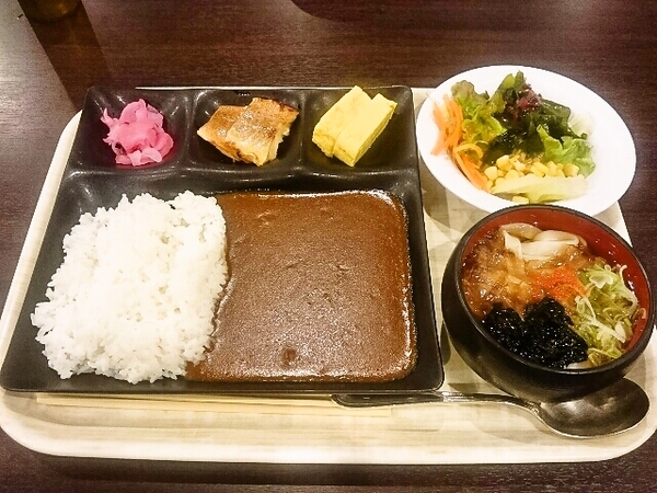 朝食(カレー、きしめん、サラダ)