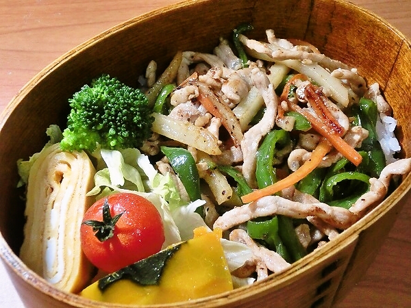 青椒肉絲もどき丼のお弁当