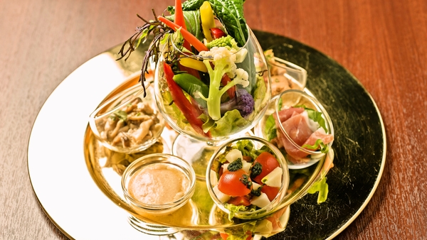 ゴールドプレートに載った前菜盛り合わせ