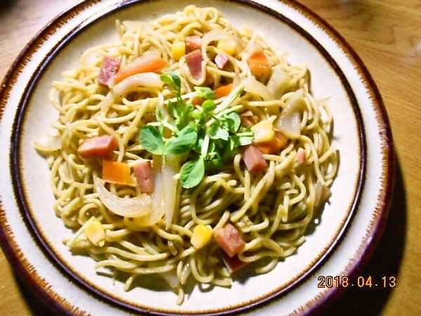 【電子レンジ加熱4分｜スーパー麺玉de焼きそば風】