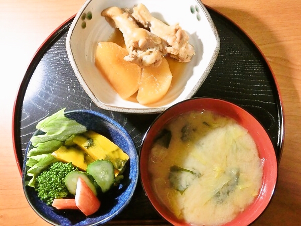 大根と鶏手羽の煮物の晩ごはん