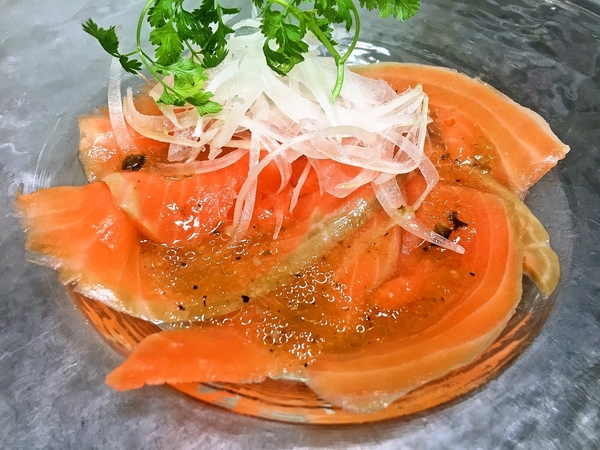 スモークサーモンのカルパッチョ