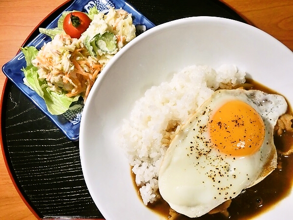目玉焼きカレーの晩ごはん