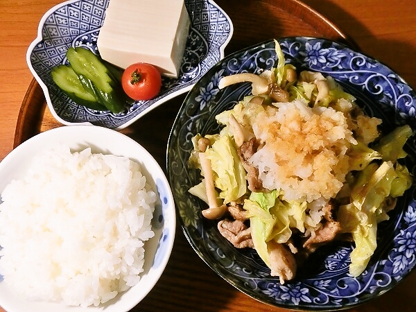 豚こまとキャベツの蒸し焼きの晩ごはん